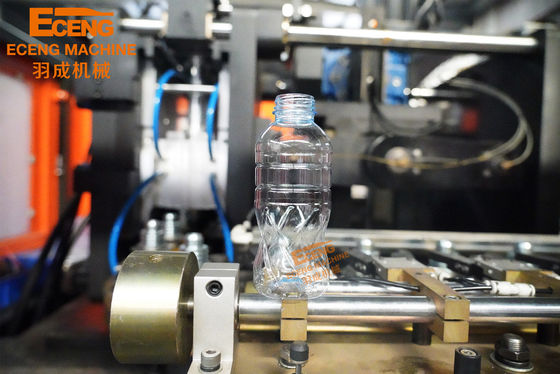 フル オートマチックの4つのキャビティ ペットびん吹く機械プラスチック伸張水ジュースCSDの飲料