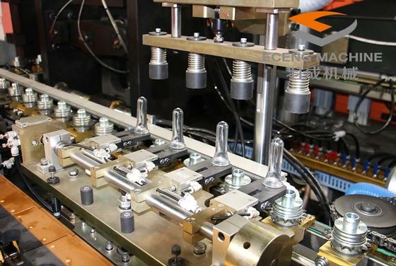 29KW 4キャビティ ペット吹く機械3段階380Vのプラスチックびんの作成